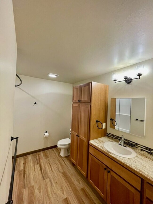 Building Photo - Townhouse - 3 Bedrooms 2 1/2 Bathrooms