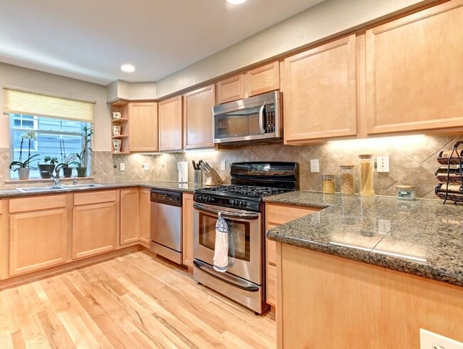 Building Photo - Immaculate Townhome with Private Patio!