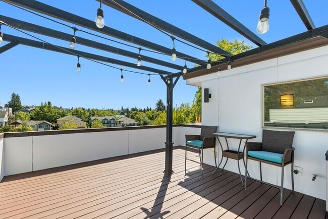 Building Photo - Air Conditioned Judkins Parkside Townhome ...