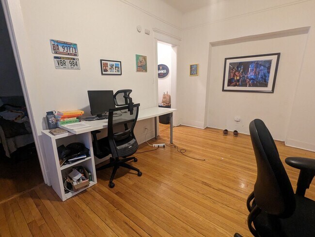 Building Photo - Very Spacious 2 BR/1 BA in Wrigleyville
