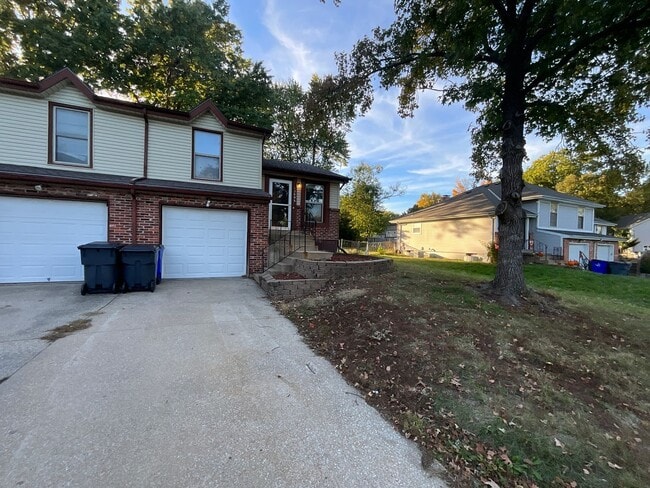 Building Photo - Renovated 2 bedroom duplex ready for move-in!