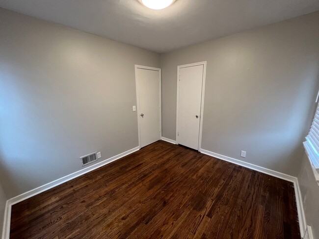 Building Photo - Fully Remodeled 2 Bed 1 Bath!!