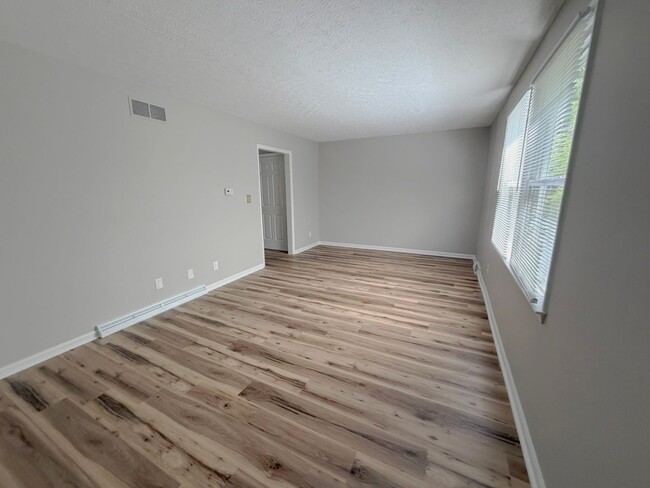 Building Photo - Freshly Renovated Townhome 3 Bed, 1.5 Bath