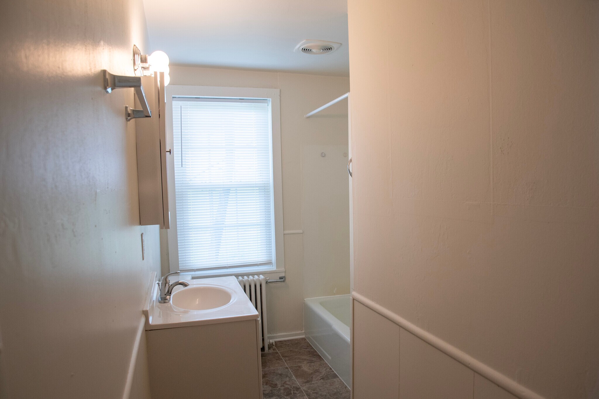 Building Photo - 488 S Colebrook Rd