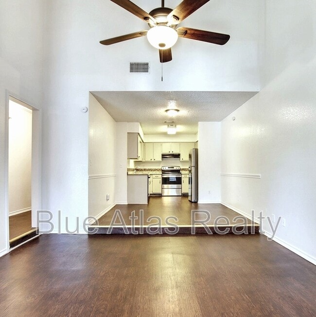 Building Photo - 916 Hilltop Dr