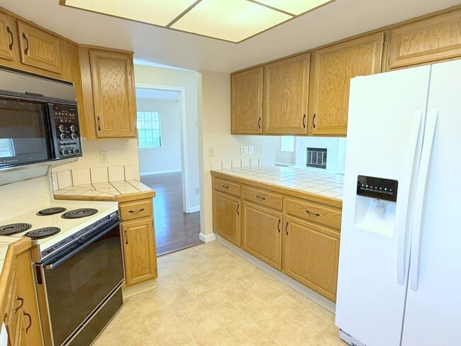 Building Photo - Awesome Location Close to Downtown Pleasanton Main St ! Detached One Story Home ! New Paint ! New...