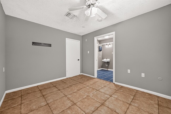 Building Photo - 19002 Mirror Lake Dr