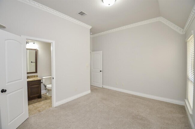 Building Photo - 27011 Cliff Pointe Ln