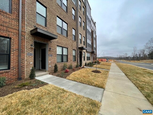 Building Photo - 939 Salamander St