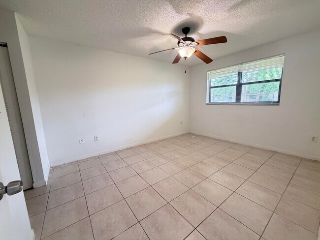 Building Photo - 9919 Nob Hill Ct