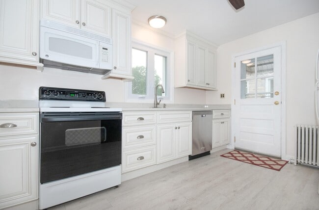 Building Photo - 86 Hecker Ave