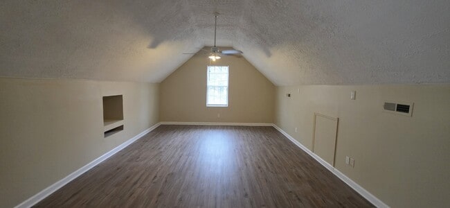 Building Photo - 2902 Meadowhill Dr