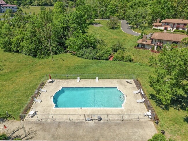 Building Photo - Discover the most affordable home in Belle Forest, located in Nashville's highly coveted 37221 zi...