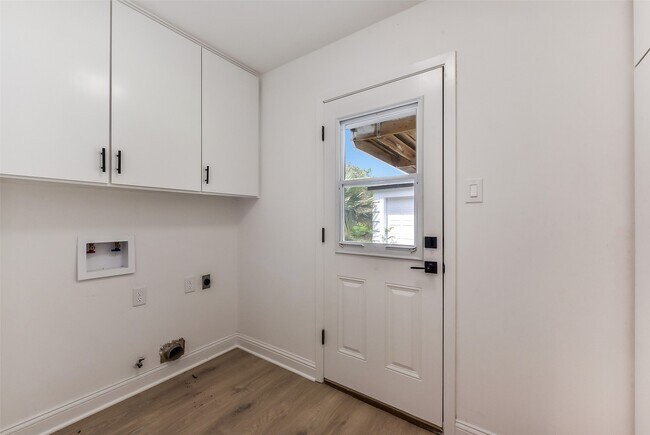 Building Photo - 5946 Valkeith Dr