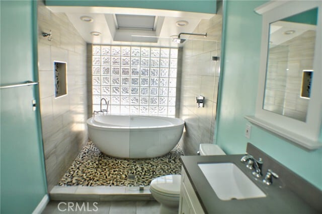 Building Photo - 123 W Avenida Valencia