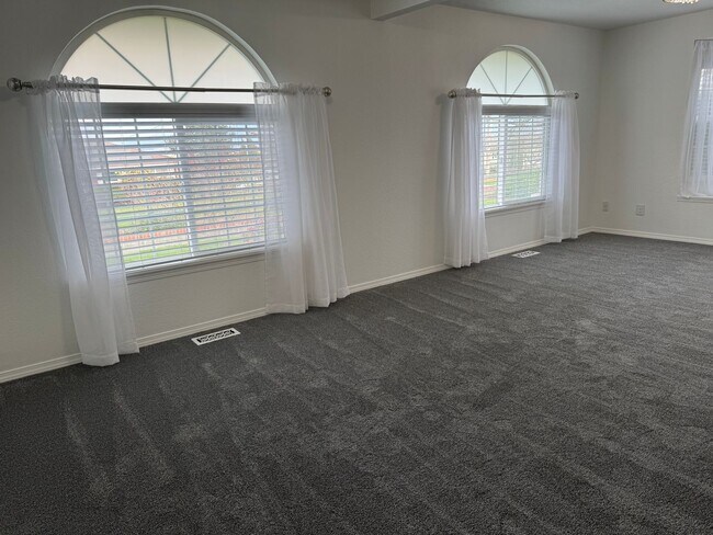 Building Photo - Burlington 3 Bed 2 Bath Home in quiet neighborhood