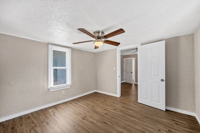 Building Photo - Newly Renovated 3/1 for Only 900 Per Month