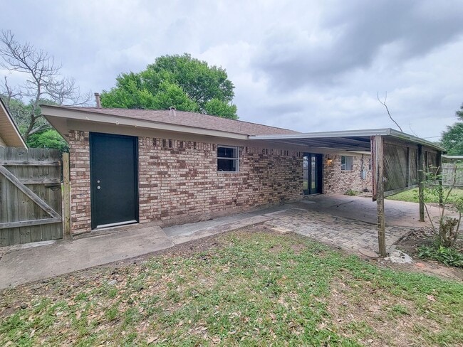 Building Photo - Welcome to your dream rental! This meticulously remodeled 3-bedroom, 2-bathroom home in the heart...