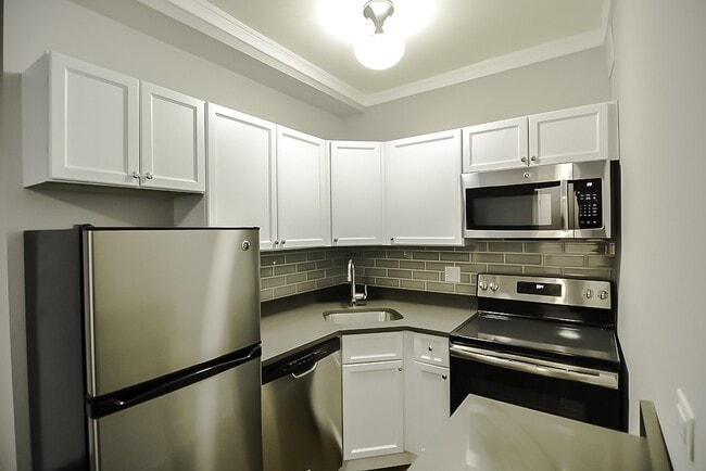 Building Photo - 817 W Lakeside Pl