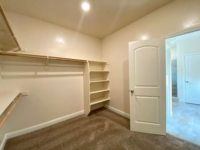 Building Photo - $3,195 Leonard & Shaw, 5 Beds - Alamos Ave...