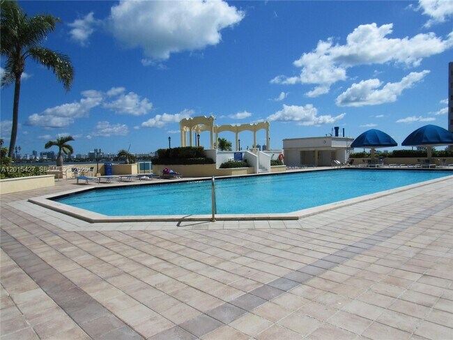 Building Photo - 7601 E Treasure Dr