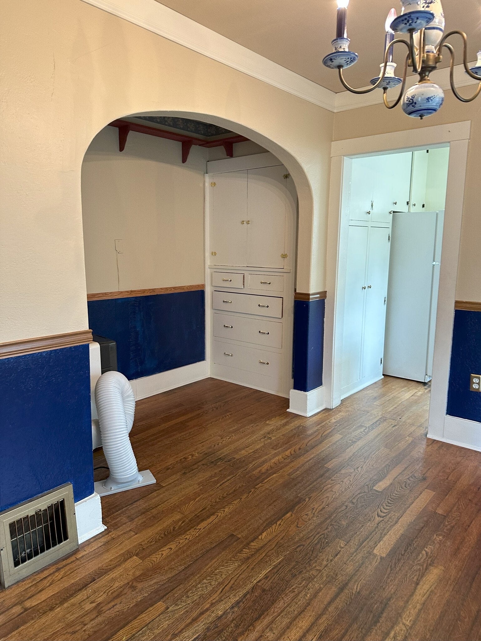 Foyer & Storage Cabinets - 509 N Institute St