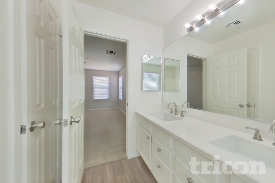 Building Photo - 2283 E Palm Beach Dr