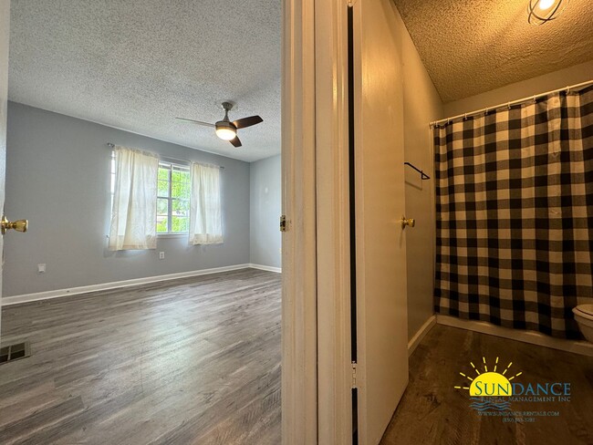 Building Photo - Adorable 2 Bedroom Home Centrally Located ...