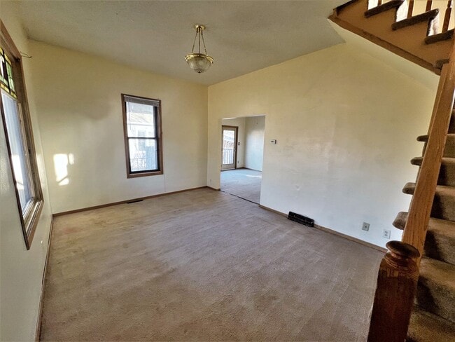 Building Photo - 801 E 6th- 4 bedroom house