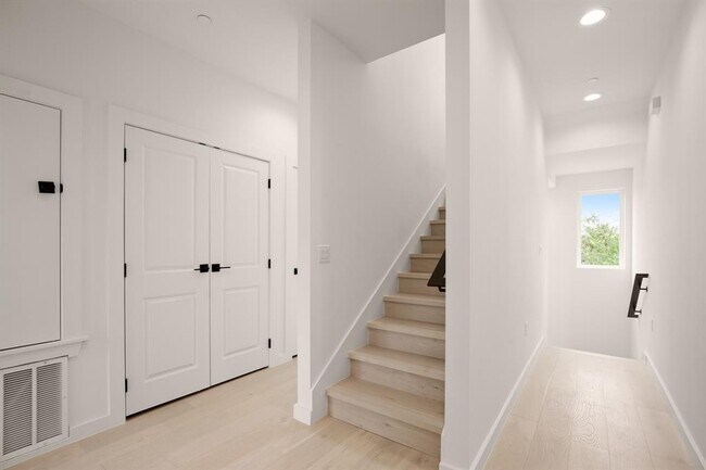 Building Photo - 5305 Ledesma Rd