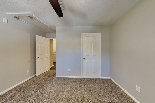 Building Photo - 2615 Silver Falls Dr