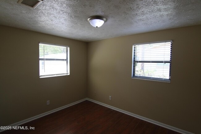 Building Photo - 137 Hercules Dr E