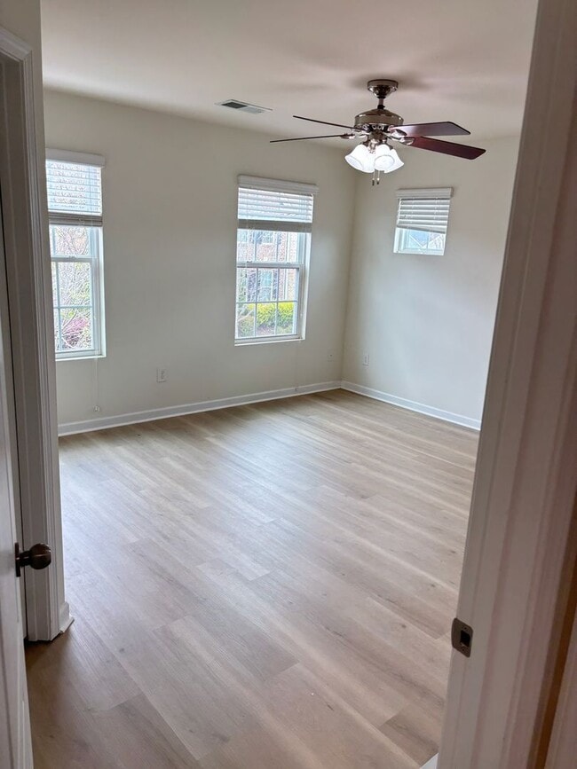 Building Photo - Renovated 3Bd, 2.5Ba End Unit Lake Norman Townhome with Fenced-in Yard and 1 Car Garage Coming Soon