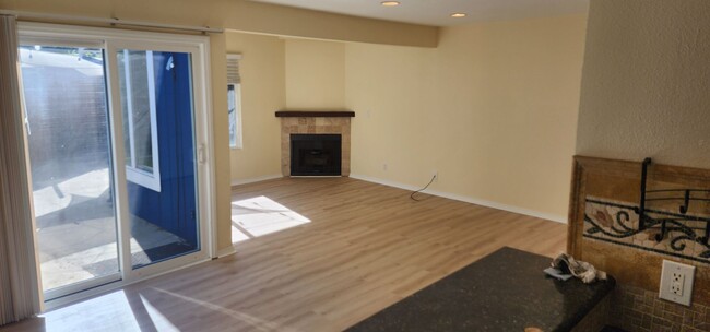 Building Photo - SPACIOUS 3BR/2.5 TOWNHOME STYLE UNIT locat...