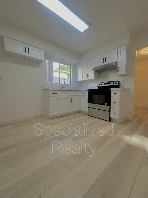 Building Photo - 342 E Providencia Ave