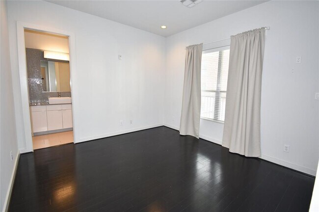 Building Photo - 207 Pierce St
