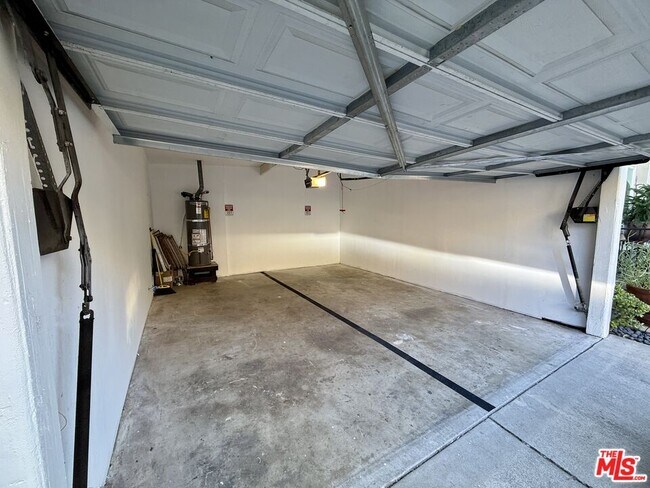 Building Photo - 953 N Martel Ave