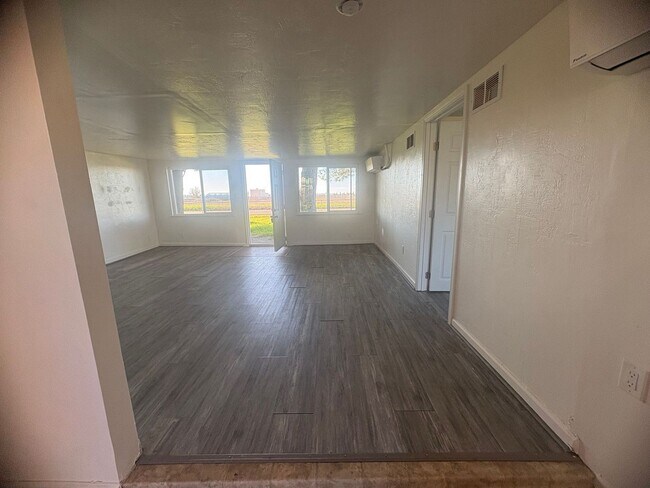 Building Photo - Move In Special 1/2 off 1st month