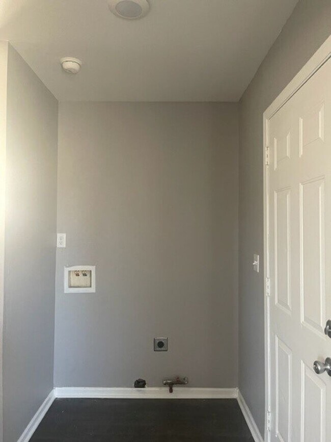 Building Photo - 3330 S Euclid St