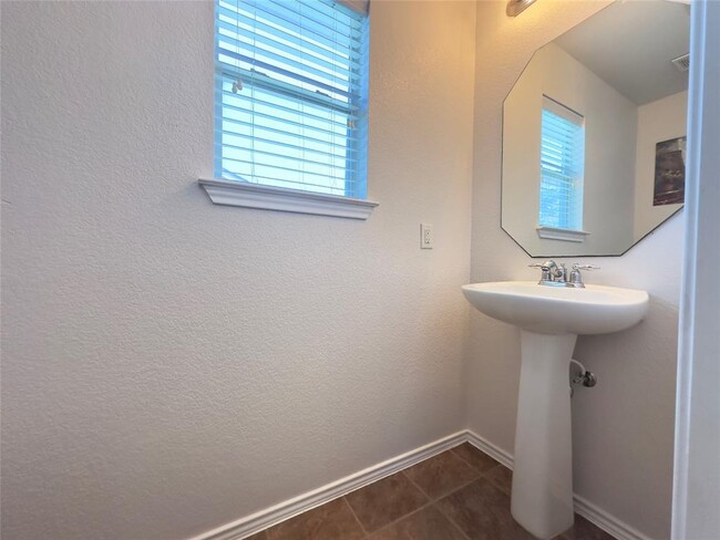 Building Photo - 513 Rolling Oak Dr