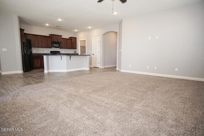 Building Photo - 6016 Hidden Acres Dr