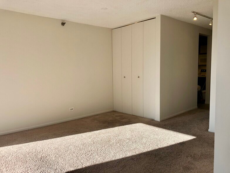 View of dining area - 1122 N Clark St