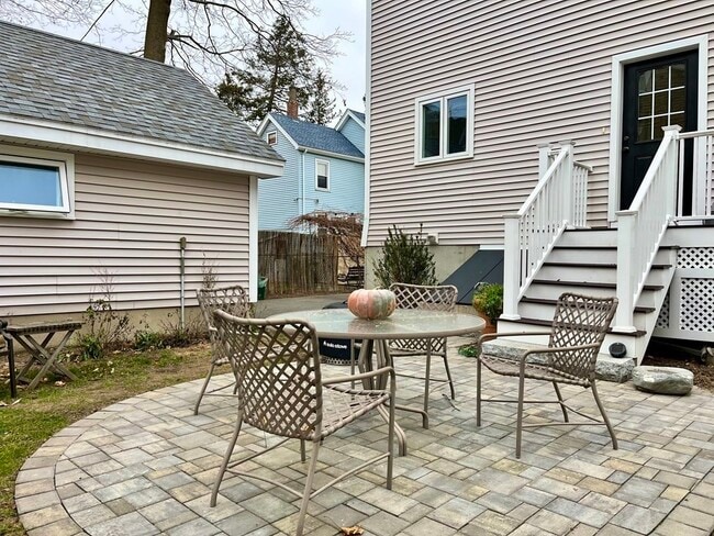 Building Photo - 9 Sherman St