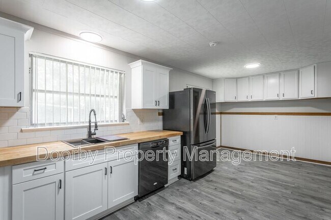 Building Photo - 186 Greens Lake Cir