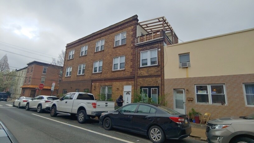 Whole unit (3rd floor) with deck-exterior - 1248 Federal St