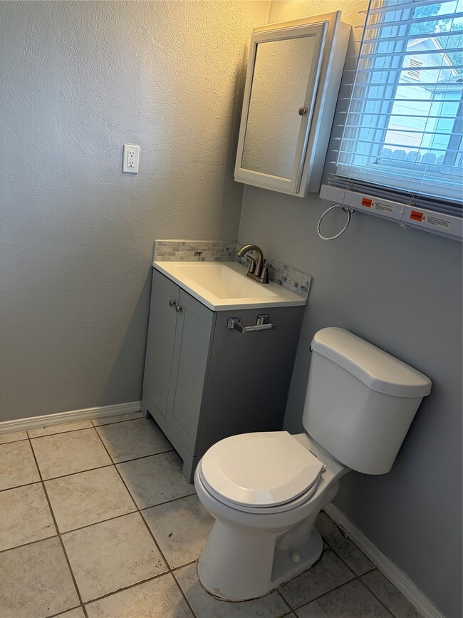 Building Photo - 405 1/2 Walton St