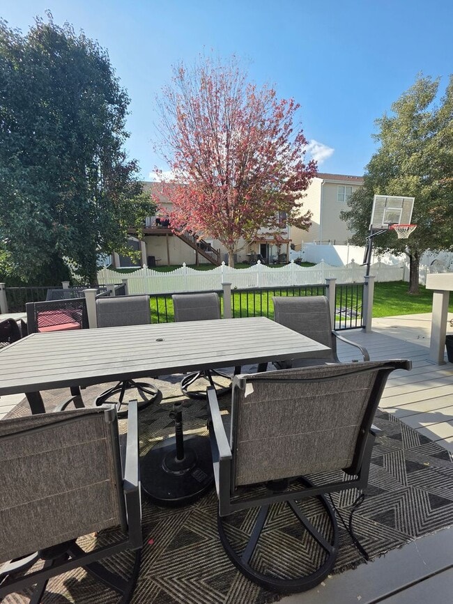 Building Photo - Executive Four Bedroom Rental w/ Office!
