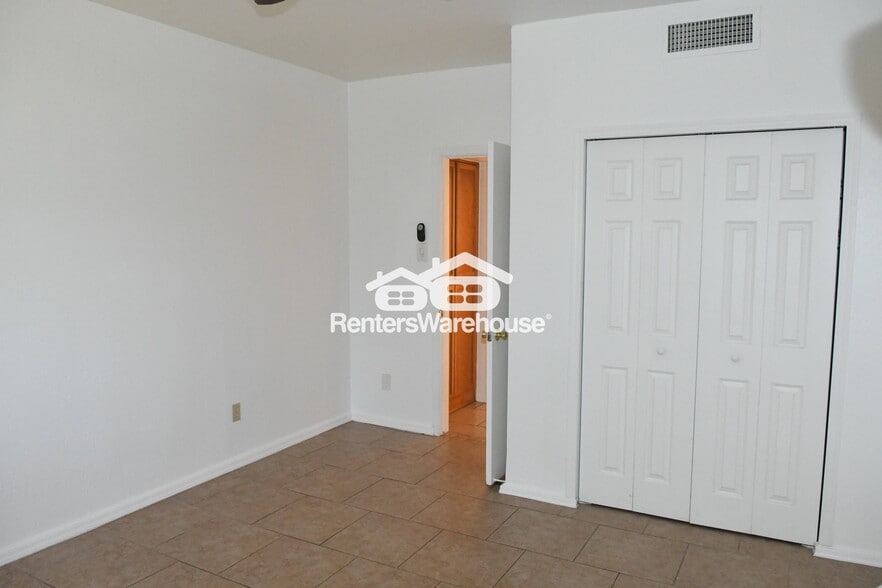 Building Photo - 355 E Thomas Rd