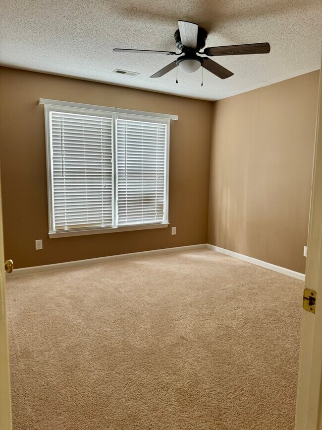 Building Photo - 3004 Southhampton Dr