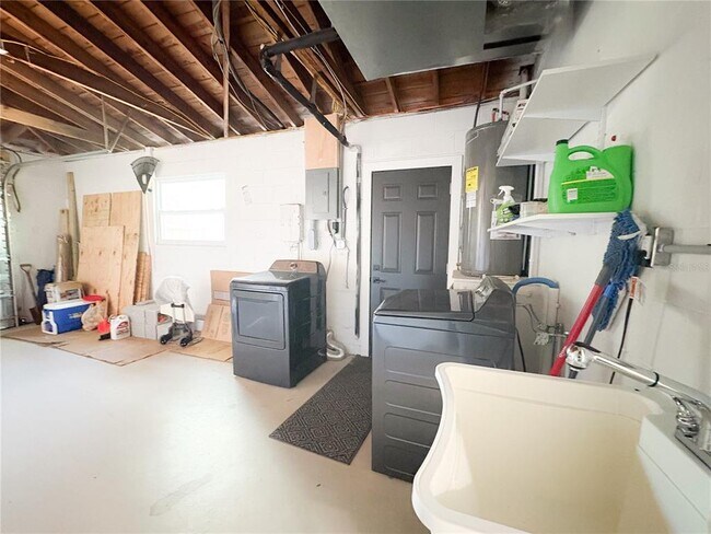 Building Photo - 3054 Adrian Ave